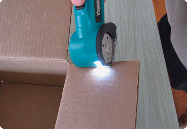 Customer using the BoxHound cutter on a box